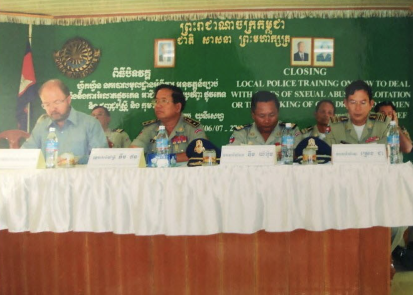 En 2007, au cours d’une session de formation de la police provinciale cambodgienne contre les crimes sexuels. DR